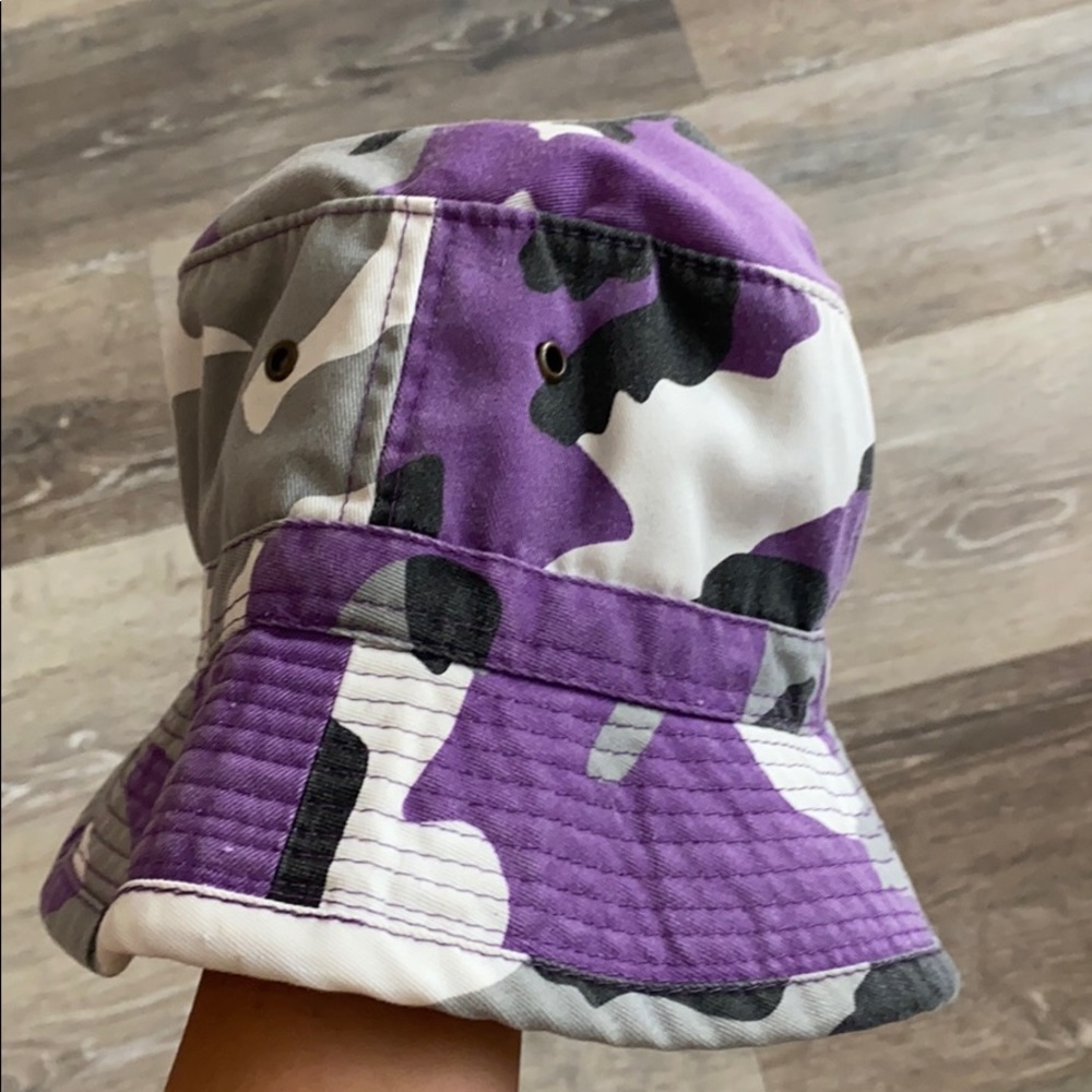 🌻5/$25🌻
Camo print bucket hat - Picture 2 of 4